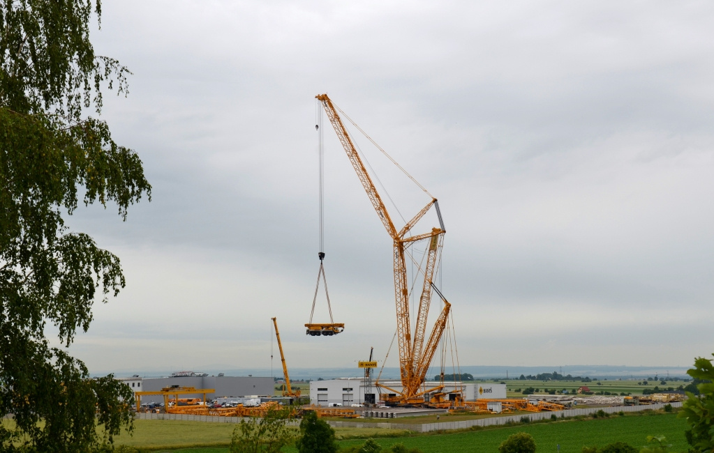 BIGGEST CRANE IN THE CZECH REPUBLIC AND SLOVAKIA ARRIVES AT HEADQUARTERS