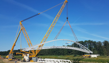 Ocelovou mostní konstrukci přes řeku Moravu